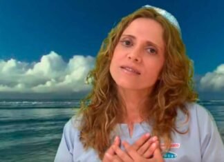 Discípula de INRI CRISTO Assinoê canta «Contigo Aprendí»